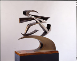 Balla Giacomo. "Linee forza del pugno di Boccioni", 80 x 74 x 25,5cm. Metallo. 1915-1956