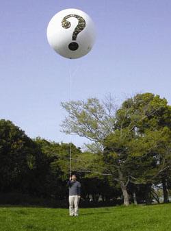 Mori Hiroharu - A Camouflaged Question in the Air 2003 Video su canale singolo e suono stereo / Single channel video and stereo sound Durata / Duration: 09 (totale / total) Copyrights: Mori Hiroharu