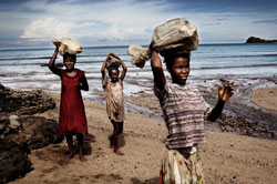 MPAMAKY VATO. Gli spaccatori di pietre del Madagascar - Mostra fotografica di Alfredo Macchi a cura di Francesca Billi
