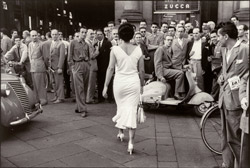 Mario De Biasi - Gli italiani si voltano