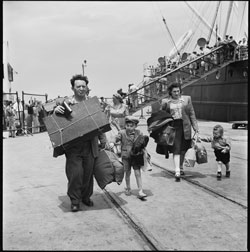 Porto di Haifa. Immigrati sbarcano in Israele nellanno successivo alla costituzione dello Stato, 1949. Copyright : John e Annamaria Phillips Foundation