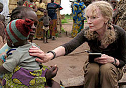 Mia Farrow nel campo per rifugiati di Kabo, nel nord della Repubblica Centroafricana. La donna con cui sta parlando ha abbandonato il suo villaggio dopo essere stata rapita e stuprata - UNICEF Rep. Centrafricana/2008/Holtz
